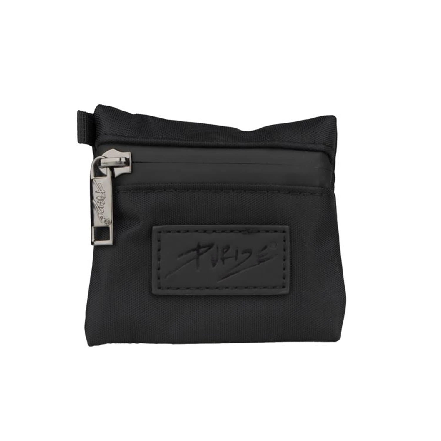 PURIZE Mini Bag in Schwarz aus Nylon, Frontansicht mit Reißverschluss, graviertem Zipper und PURIZE Logo-Patch